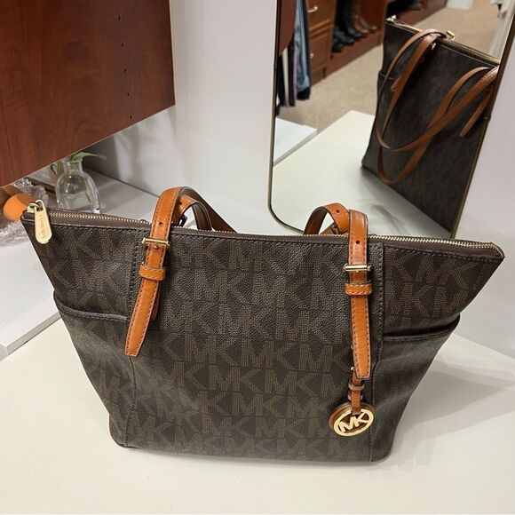 MICHAEL KORS Jet Set Monogram Brown Tote with Gold Hardware & Leather Handles - Picture 4 of 11